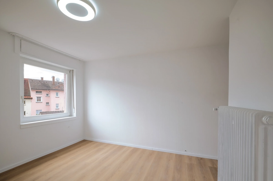 Attraktive 3,5 Zimmer Wohnung in bester Innenstadtlage von Bruchsal - Schlafzimmer mit Blick zum Bach (78755)
