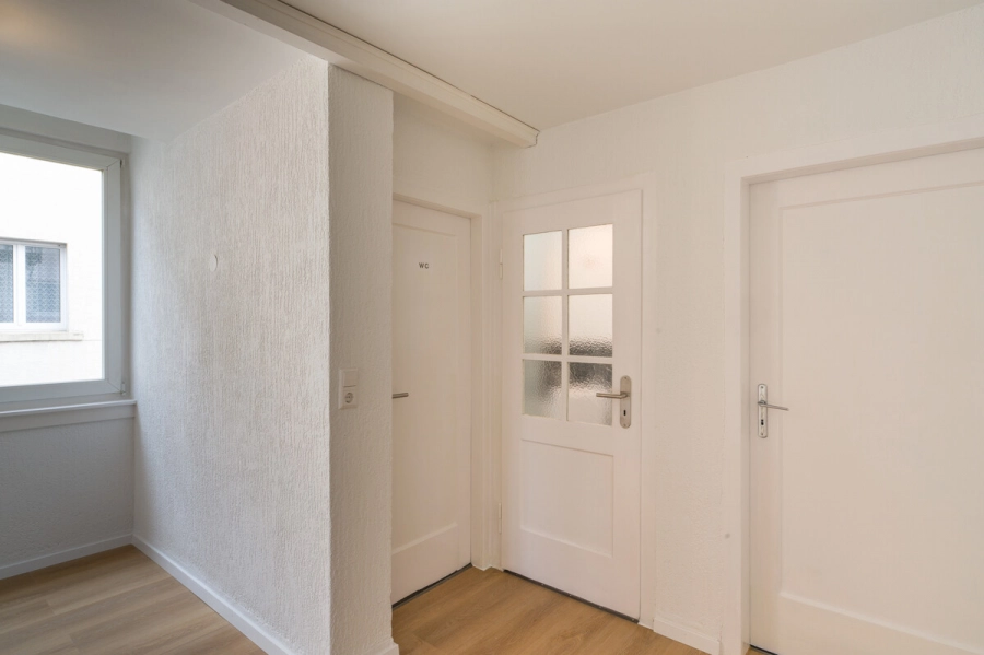 Attraktive 3,5 Zimmer Wohnung in bester Innenstadtlage von Bruchsal - Blick zu Badezimmer und WC (78753)