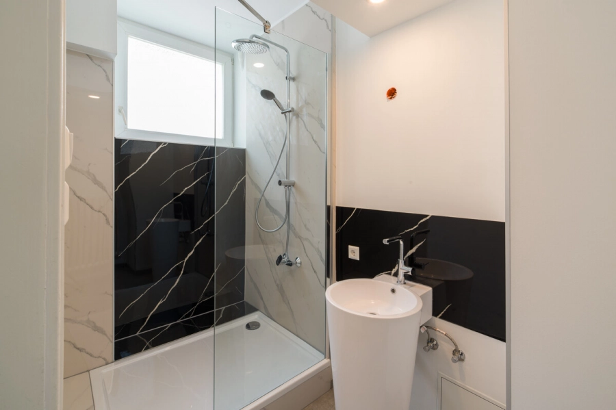 Attraktive 3,5 Zimmer Wohnung in bester Innenstadtlage von Bruchsal - modernes Badezimmer mit Dusche (78754)