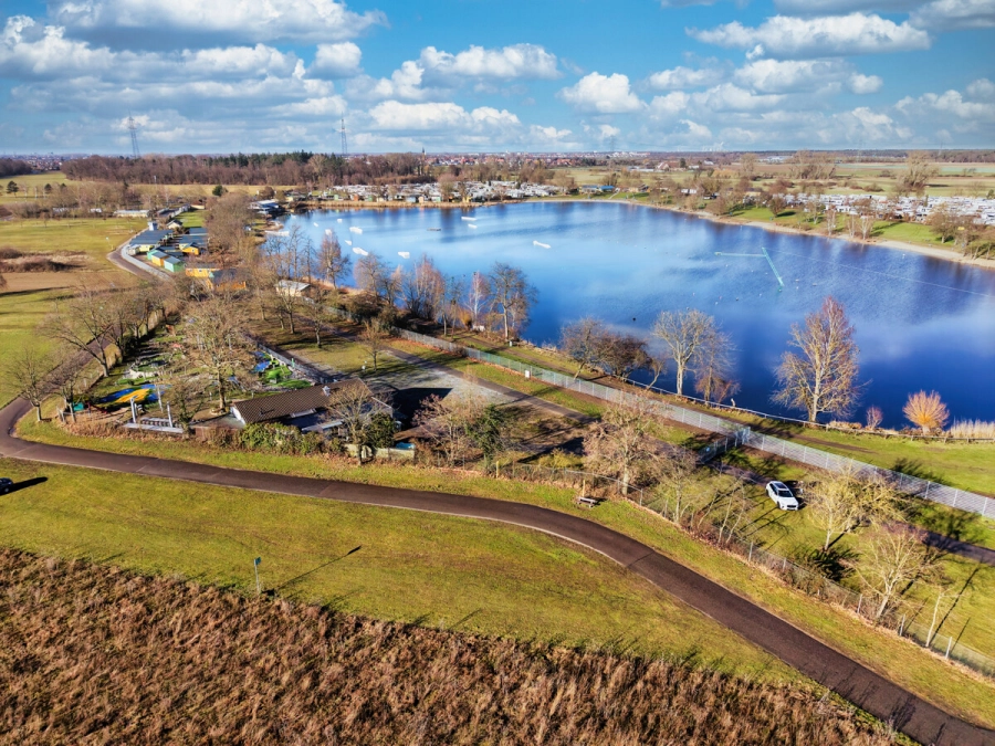 Gaststättenbetrieb mit Minigolfanlage auf ca. 1920 m² großem Pachtgrundstück am St. Leoner See - Luftaufnahme (79483)