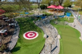 Minigolf und Biergarten