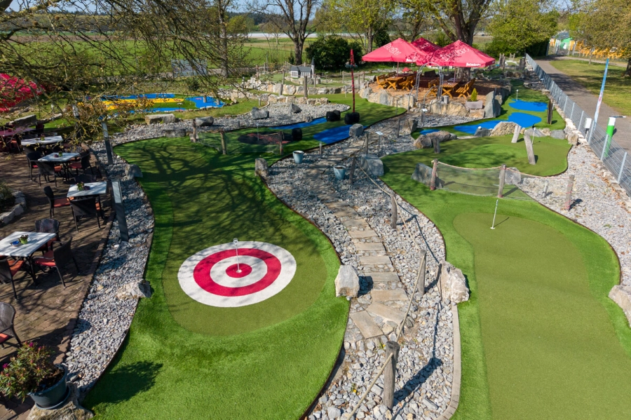 Minigolf und Biergarten