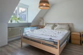 Schlafzimmer - 3-Zimmer-Maisonettewohnung mit heller Galerie – perfekt gelegen zwischen Schloß und Fußgängerzone