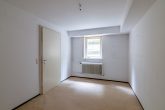 Ein Zuhause, geprägt von Natur und Ruhe – Willkommen in Karlsruhe-Bergwald - wohnlich ausgebautes Zimmer mit Küchenanschlüssen im Untergeschoss