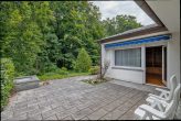 Ein Zuhause, geprägt von Natur und Ruhe – Willkommen in Karlsruhe-Bergwald - Terrasse mit Blick in den Garten
