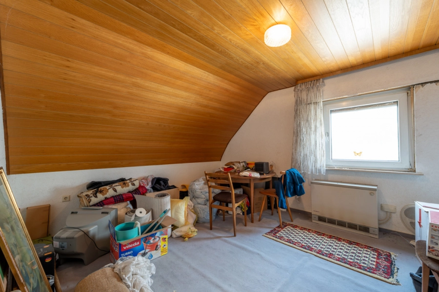 Preiswertes Wohnhaus in Mingolsheim (Ortsrandlage) – mit Innenhof, Nebengebäude und viel Potenzial zur Gestaltung - Kinderzimmer 2 DG (78695)