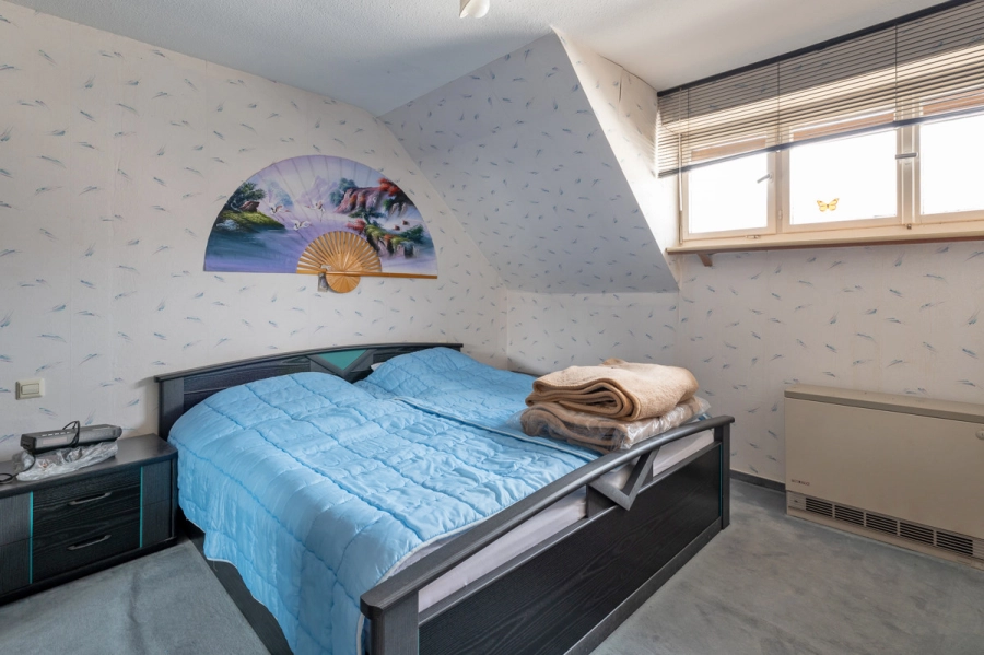 Preiswertes Wohnhaus in Mingolsheim (Ortsrandlage) – mit Innenhof, Nebengebäude und viel Potenzial zur Gestaltung - Schlafzimmer DG (78696)