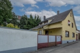 Straßenansicht - Preiswertes Wohnhaus in Mingolsheim (Ortsrandlage) – mit Innenhof, Nebengebäude und viel Potenzial zur Gestaltung