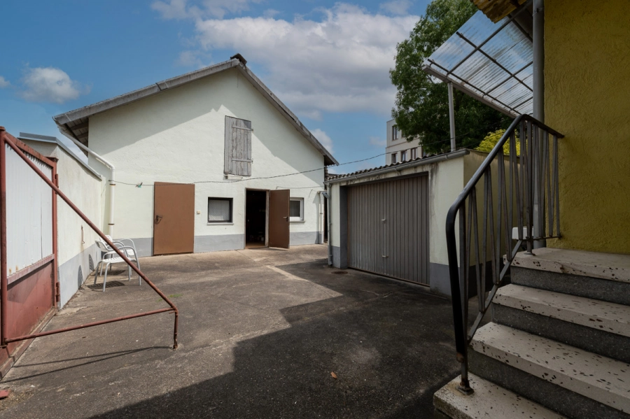 Preiswertes Wohnhaus in Mingolsheim (Ortsrandlage) – mit Innenhof, Nebengebäude und viel Potenzial zur Gestaltung - Hofansicht / Eingangsbereich (78687)