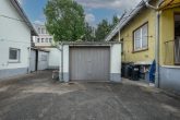 Garage im Hof - Preiswertes Wohnhaus in Mingolsheim (Ortsrandlage) – mit Innenhof, Nebengebäude und viel Potenzial zur Gestaltung