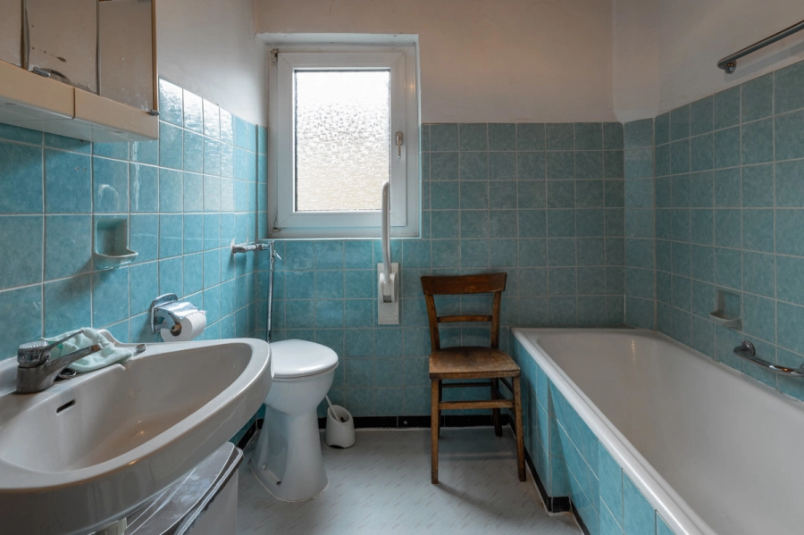 Preiswertes Wohnhaus in Mingolsheim (Ortsrandlage) – mit Innenhof, Nebengebäude und viel Potenzial zur Gestaltung - Tageslichtbadezimmer EG (78693)