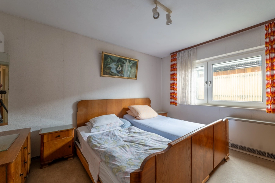 Preiswertes Wohnhaus in Mingolsheim (Ortsrandlage) – mit Innenhof, Nebengebäude und viel Potenzial zur Gestaltung - Schlafzimmer (78691)