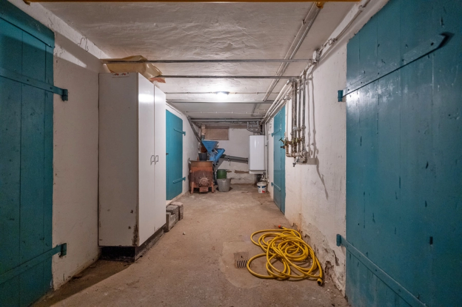 Preiswertes Wohnhaus in Mingolsheim (Ortsrandlage) – mit Innenhof, Nebengebäude und viel Potenzial zur Gestaltung - Lagerräume im Keller (78699)