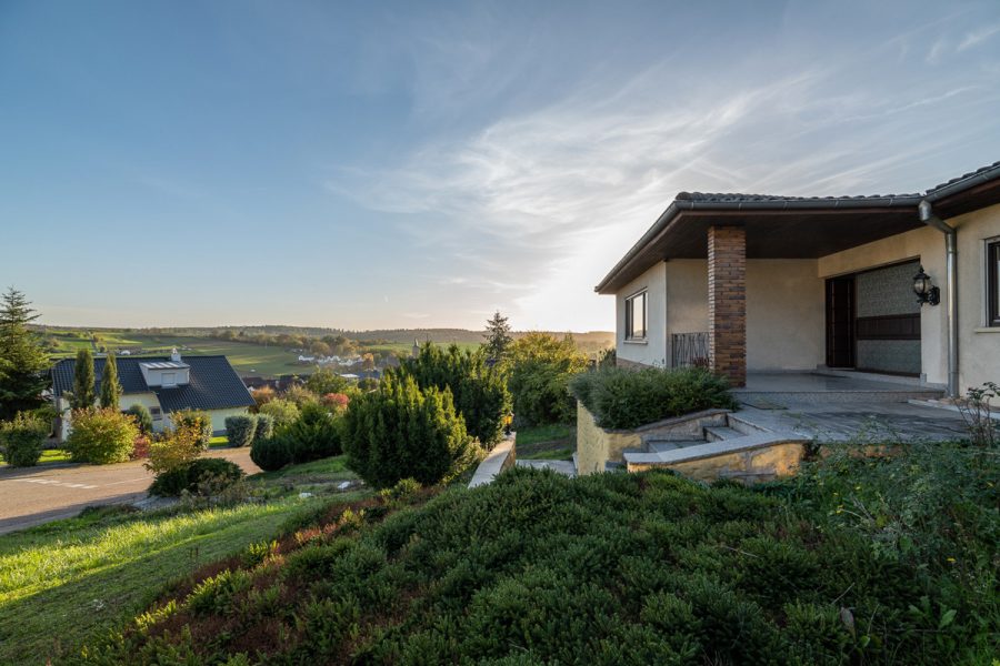 Charmanter Bungalow mit idyllischem Garten nahe den Weinbergen - Außenansicht (76803)