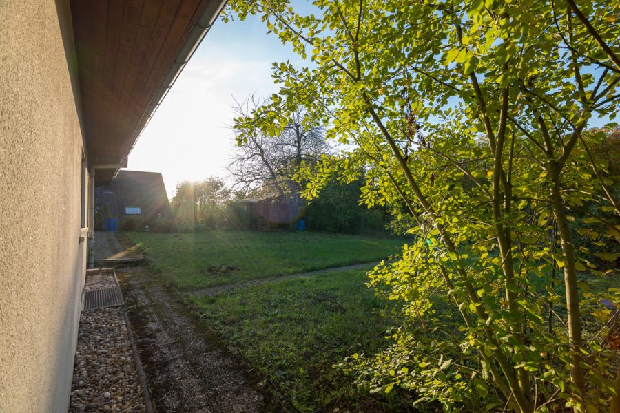 Charmanter Bungalow mit idyllischem Garten nahe den Weinbergen - Terrasse und Garten (76818)
