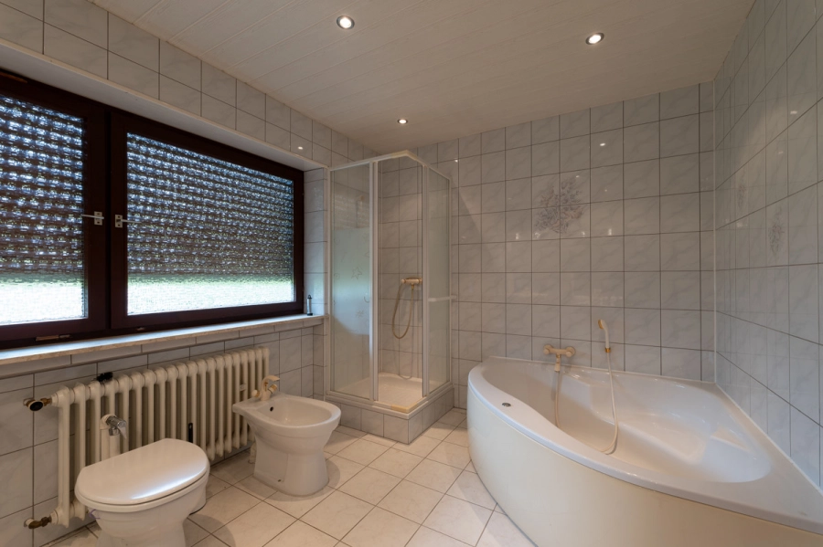 Charmanter Bungalow mit idyllischem Garten nahe den Weinbergen - Tageslichtbadezimmer (80476)