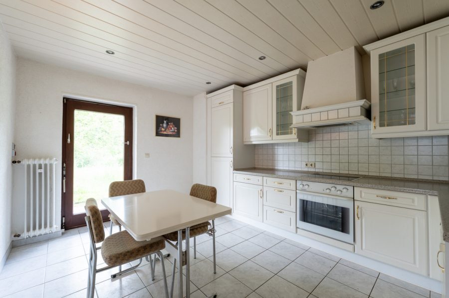 Charmanter Bungalow mit idyllischem Garten nahe den Weinbergen - Küche mit Terrassenzugang (76811)