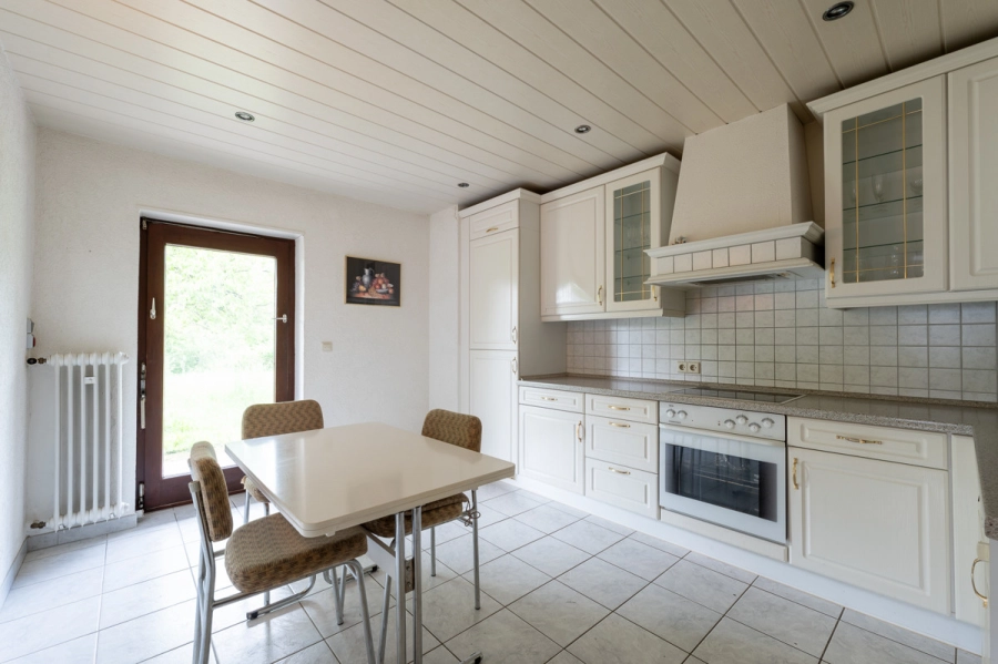 Charmanter Bungalow mit idyllischem Garten nahe den Weinbergen - Küche mit Terrassenzugang (80474)