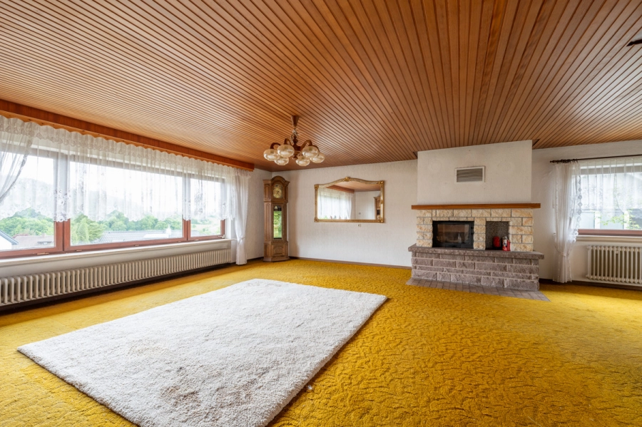 Charmanter Bungalow mit idyllischem Garten nahe den Weinbergen - Wohnzimmer mit Kamin (80469)