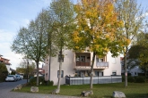 Außenansicht Haus - Attraktive 2-Zimmer-Wohnung mit Einbauküche, Garage und Balkon in begehrter Wohnlage Silberhölle