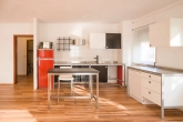 Küchenzeile - Attraktive 2-Zimmer-Wohnung mit Einbauküche, Garage und Balkon in begehrter Wohnlage Silberhölle
