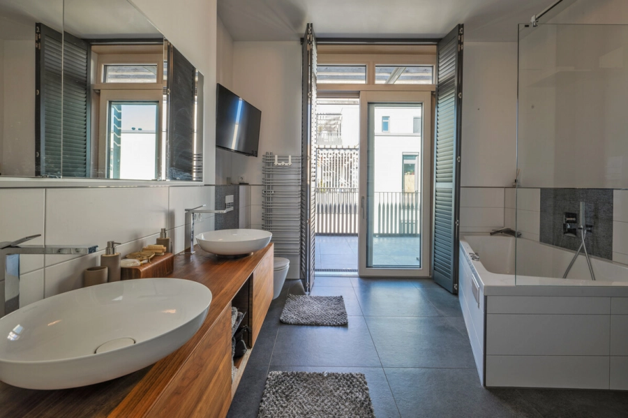 Exklusives Penthouse mit Terrasse, Balkon, Einbauküche, Sauna und TG-Stellplatz - Badezimmer (80954)