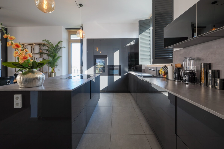 Exklusives Penthouse mit Terrasse, Balkon, Einbauküche, Sauna und TG-Stellplatz - Hochwertige Einbauküche (80949)