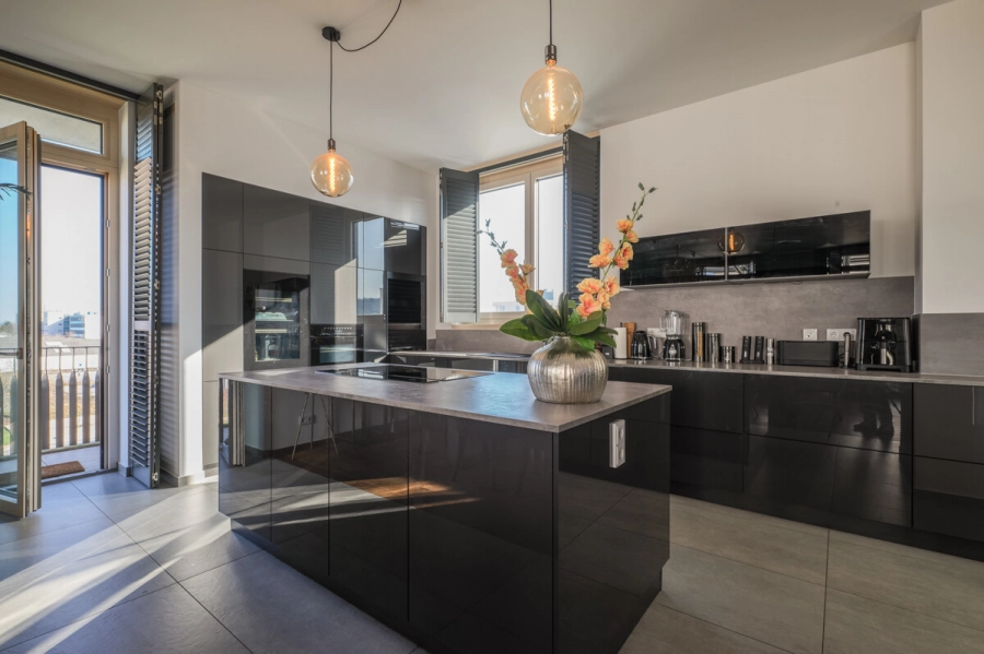 Exklusives Penthouse mit Terrasse, Balkon, Einbauküche, Sauna und TG-Stellplatz - Einbauküche mit Kochinsel (80947)