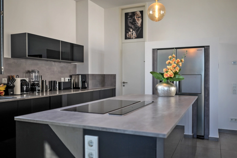 Exklusives Penthouse mit Terrasse, Balkon, Einbauküche, Sauna und TG-Stellplatz - Kochinsel (80950)