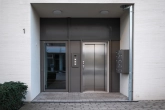 Hauseingang und Fahrstuhl - Exklusives Penthouse mit Terrasse, Balkon, Einbauküche, Sauna und TG-Stellplatz