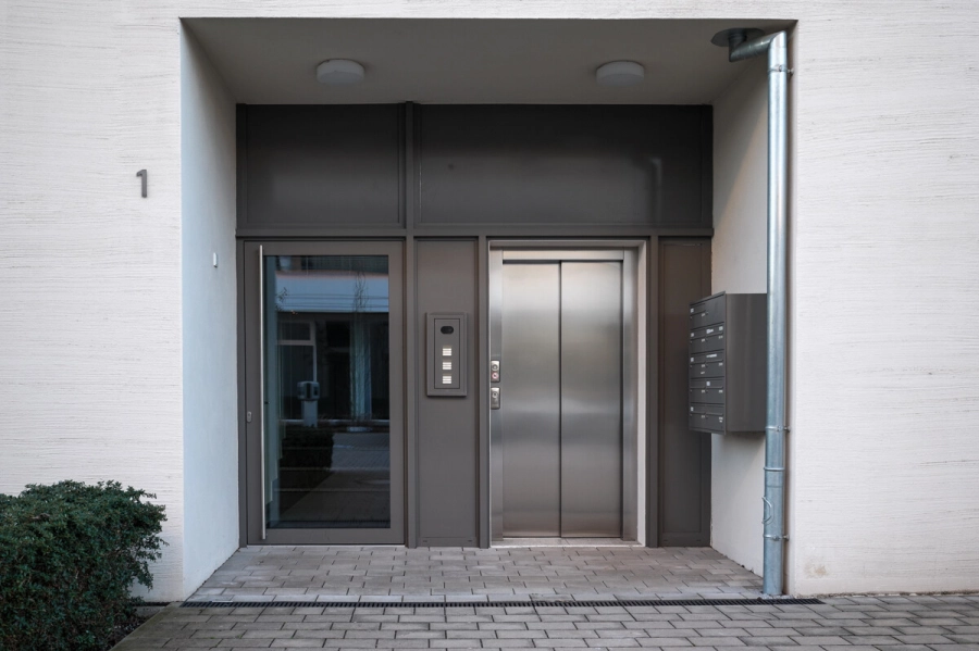 Exklusives Penthouse mit Terrasse, Balkon, Einbauküche, Sauna und TG-Stellplatz - Hauseingang und Fahrstuhl (80943)