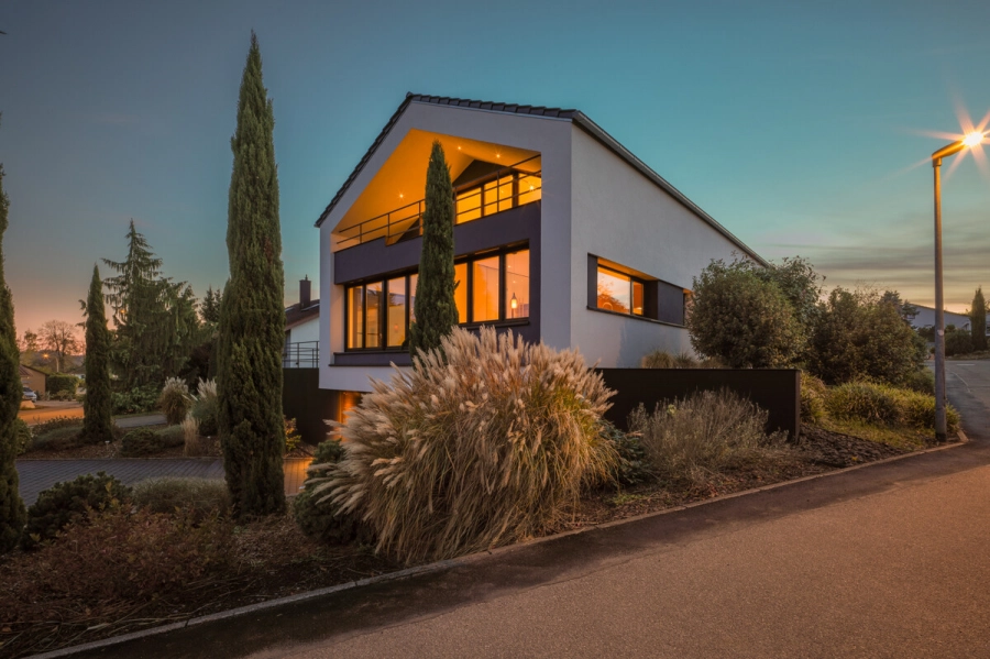 Bezugsfertiges Designerhaus: Hochwertig, effizient, unverwechselbar - Straßenansicht (78829)