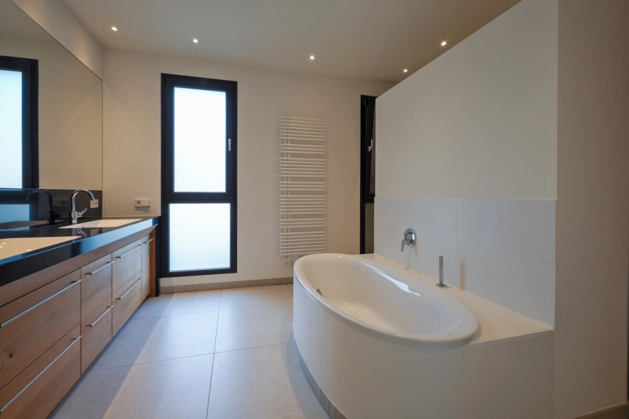 Bezugsfertiges Designerhaus: Hochwertig, effizient, unverwechselbar - Badezimmer Erdgeschoss (78824)