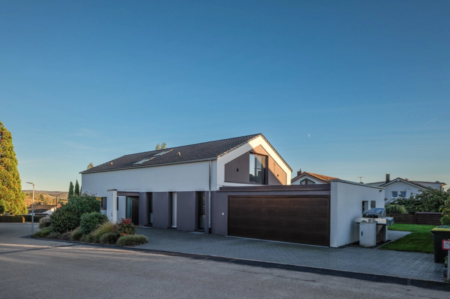 Bezugsfertiges Designerhaus: Hochwertig, effizient, unverwechselbar - Straßenansicht (78817)