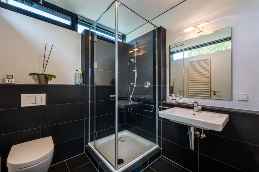 Modernes und energieeffizientes Einfamilienhaus – Komfort und Eleganz vereint! - Kinder-Duschbad (78920)