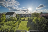 Blick vom Balkon in den Garten - Ruhig gelegenes, energetisch saniertes Reihenmittelhaus mit Garten und Garage