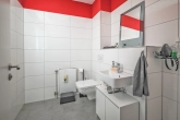 Tageslicht Gäste-WC - Ruhig gelegenes, energetisch saniertes Reihenmittelhaus mit Garten und Garage