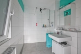 Tageslichtbadezimmer m. bodengleicher Dusche - Ruhig gelegenes, energetisch saniertes Reihenmittelhaus mit Garten und Garage