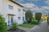 Straßenansicht - Ruhig gelegenes, energetisch saniertes Reihenmittelhaus mit Garten und Garage