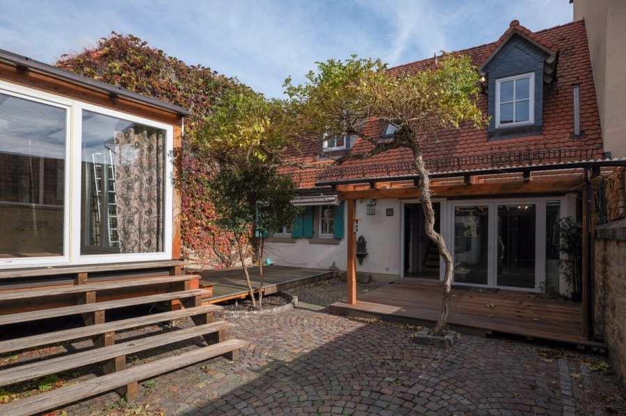 Zweifamilienhaus mit Wellnessbereich & Whirlpool – Wohnen, Arbeiten und Entspannen in einem Ensemble - Hofansicht Hinterhaus (78666)