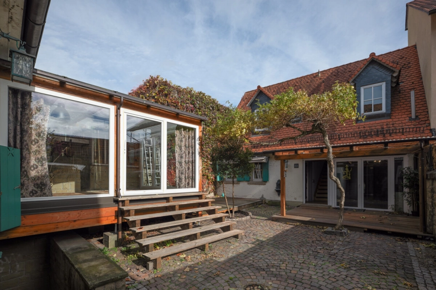 Zweifamilienhaus mit Wellnessbereich & Whirlpool – Wohnen, Arbeiten und Entspannen in einem Ensemble - Hofansicht (78664)