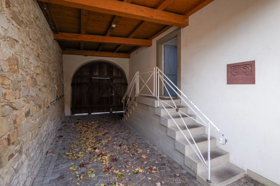 Zweifamilienhaus mit Wellnessbereich & Whirlpool – Wohnen, Arbeiten und Entspannen in einem Ensemble - Hofeinfahrt (78656)