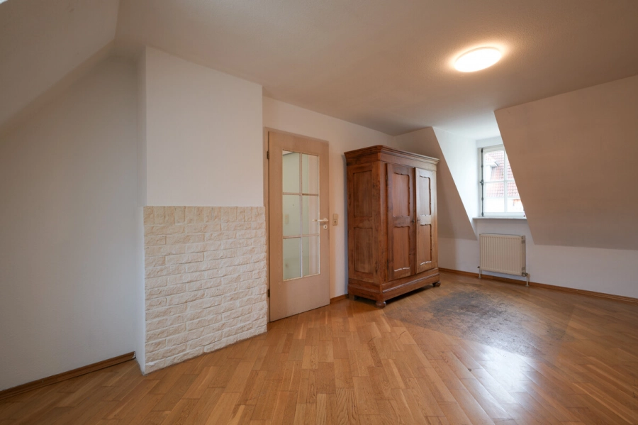 Zweifamilienhaus mit Wellnessbereich & Whirlpool – Wohnen, Arbeiten und Entspannen in einem Ensemble - Schlafzimmer OG Vorderhaus (78657)