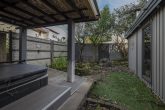 Whirlpool im Garten - Zweifamilienhaus mit Wellnessbereich & Whirlpool – Wohnen, Arbeiten und Entspannen in einem Ensemble