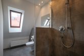 Badezimmer OG Hinterhaus - Zweifamilienhaus mit Wellnessbereich & Whirlpool – Wohnen, Arbeiten und Entspannen in einem Ensemble