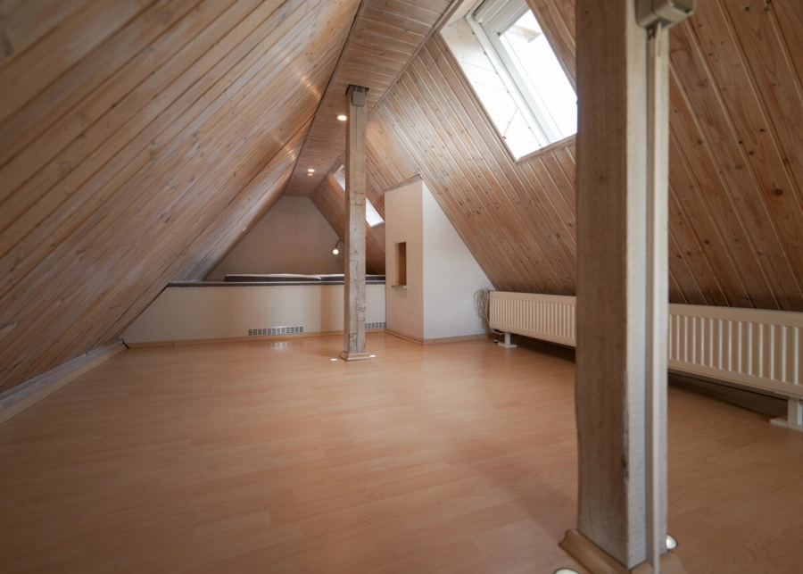 Zweifamilienhaus mit Wellnessbereich & Whirlpool – Wohnen, Arbeiten und Entspannen in einem Ensemble - Dachgeschoss Vorderhaus (78659)