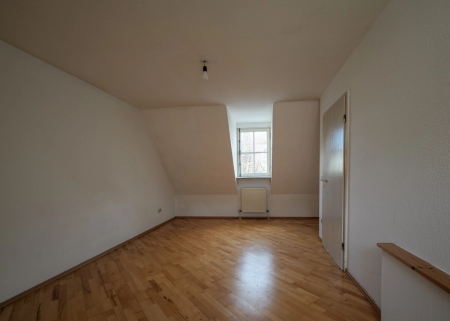 Zweifamilienhaus mit Wellnessbereich & Whirlpool – Wohnen, Arbeiten und Entspannen in einem Ensemble - Schlafzimmer im OG (78673)