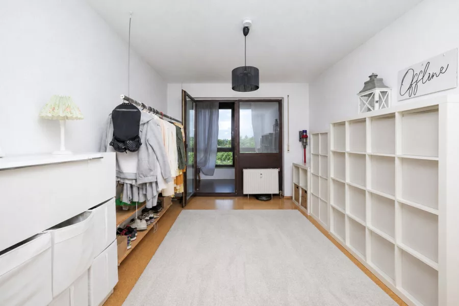 Ankleide / Kinderzimmer mit Wintergarten