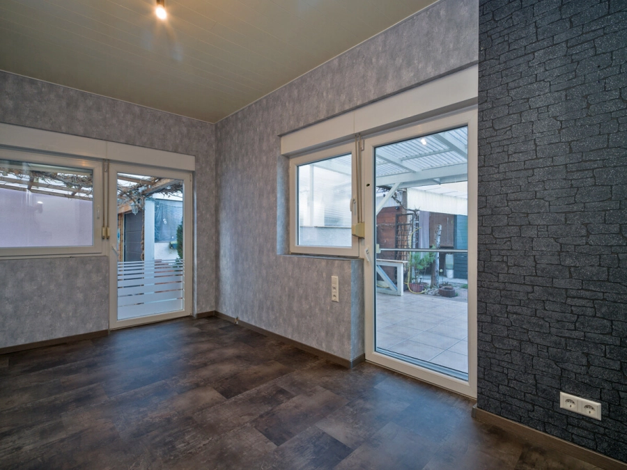 Charaktervolles Haus mit besonderem Flair – liebevoll gepflegt & bereit für eine neue Familie - Wohnzimmer mit Zugang zur Terrasse (78476)