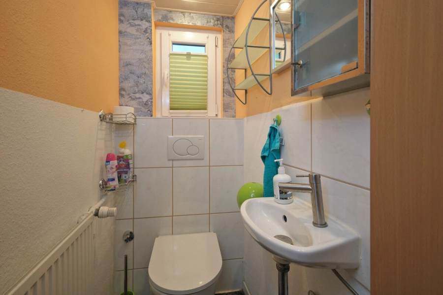 Charaktervolles Haus mit besonderem Flair – liebevoll gepflegt & bereit für eine neue Familie - Gäste WC (78475)